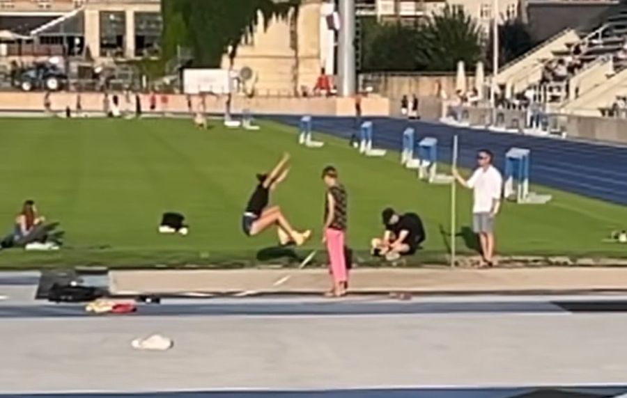 Bjørk Nørremark springer længdespring på Østerbro Stadion