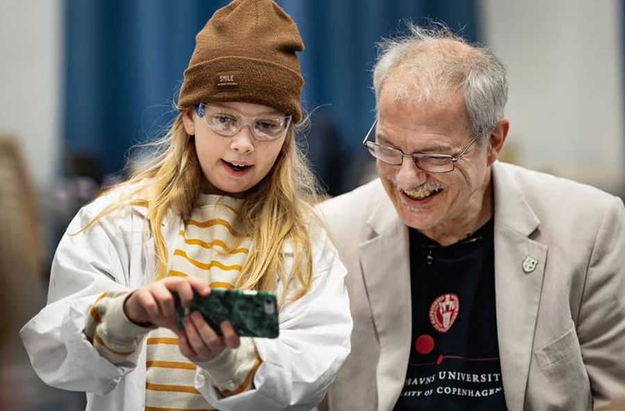 Nobelpristager Morten Meldal fra Københavns Universitet på besøg i en videnskabsklub