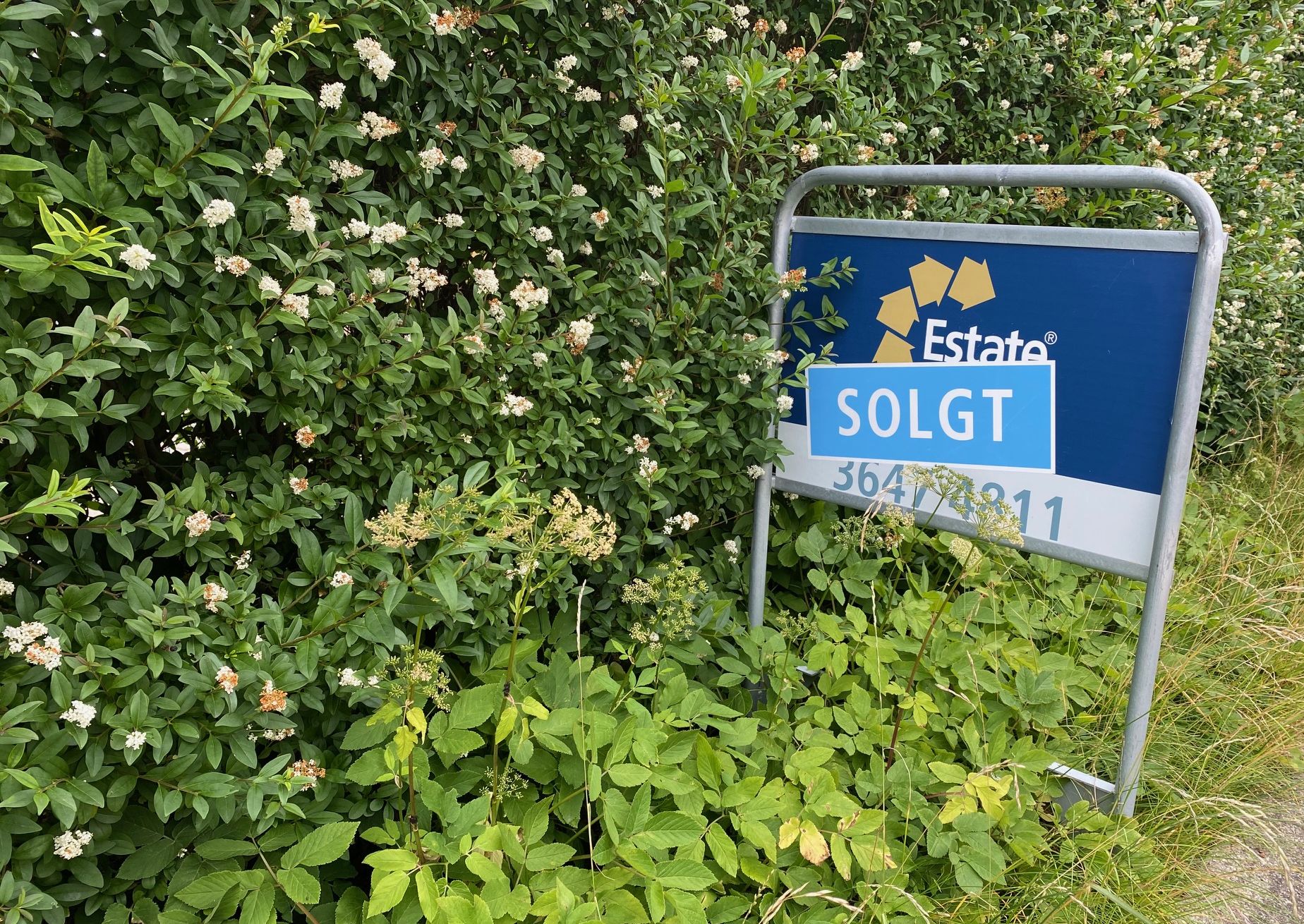 Solgt-skilt foran hus i Hvidovre, Estate