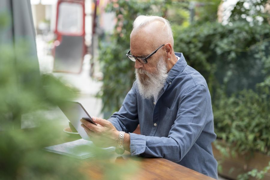 Ældre mand kigger på iPad og er med til at planlægge Hvidovres fremtid