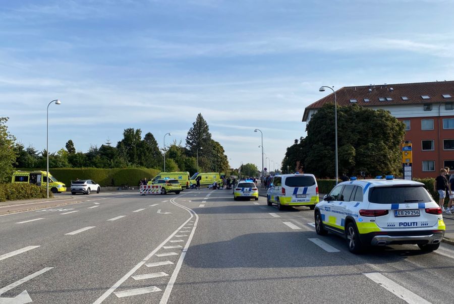 Politi og ambulancer på Hvidovrevej, efter en mand har torpederet cykelryttere under et løb i Hvidovre