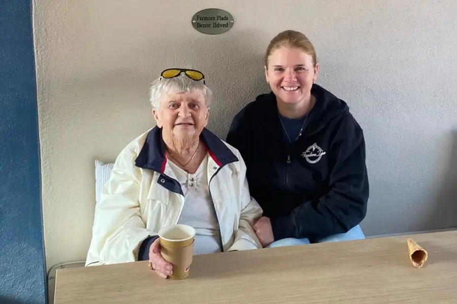 97-årig farmor på plads i Familiens Ishus på Hvidovre Torv med ejer Mette