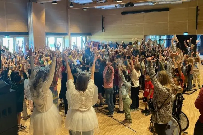 Børn sang kort i Kulturhus Risbjerggaard