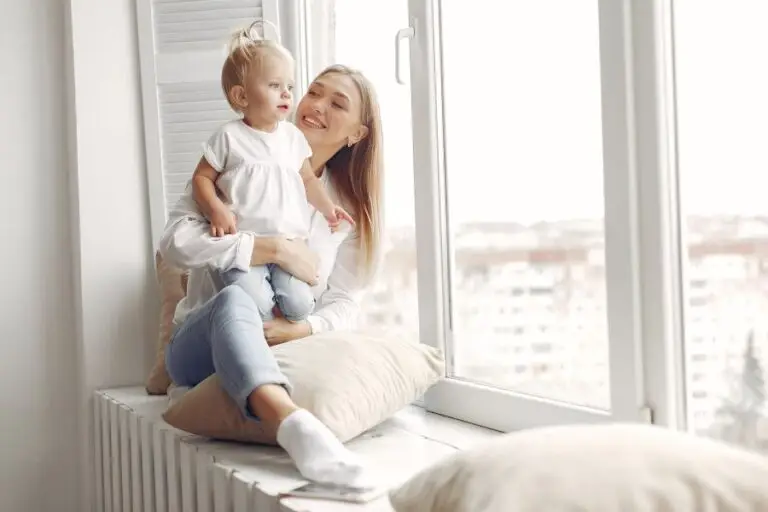 Mor passer sit barn derhjemme