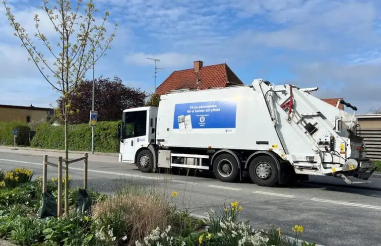 Skraldebil indsamler skrald i Hvidovre Kommune